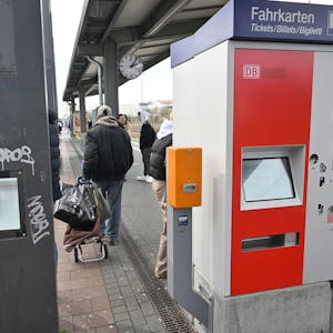 Der S-Bahnhof in Bergisch Gladbach ist mit Graffitis beschmiert.