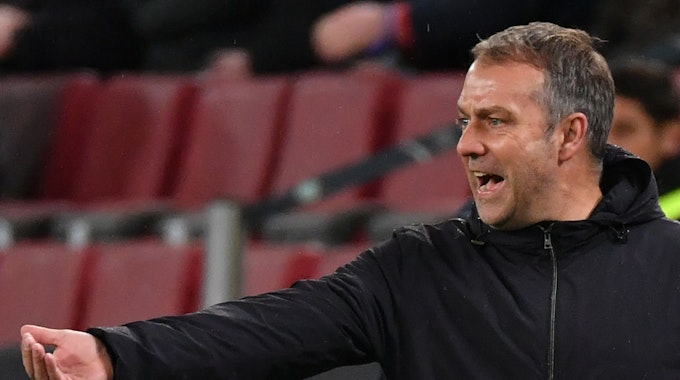 Bundestrainer Hans-Dieter Flick gestikuliert im Spiel gegen Belgien an der Seitenlinie.