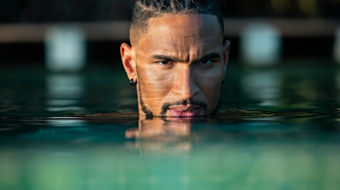 „Bachelor“ David Jackson schaut grimmig aus dem Wasser eines Pools.