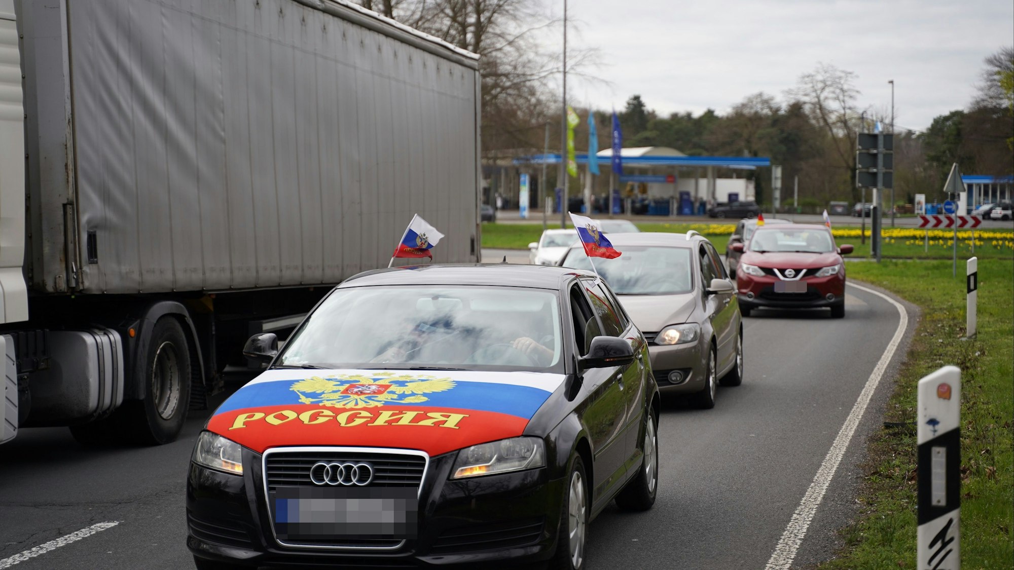 Einige Autos mit russischen Flaggen am Militärring/Verteilerkreis in Köln am Mittwochnachmittag.