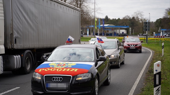 Einige Autos mit russischen Flaggen am Militärring/Verteilerkreis in Köln am Mittwochnachmittag.