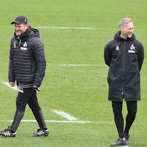 Steffen Baumgart lacht beim Training des 1. FC Köln am Mittwochvormittag.