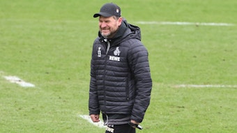 Steffen Baumgart lacht beim Training des 1. FC Köln am Mittwochvormittag.