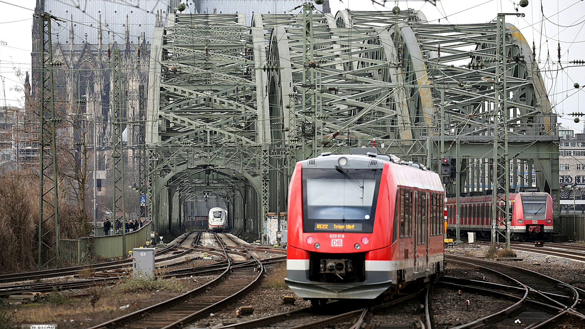 Züge fahren über die Hohenzollernbrücke in den Kölner Hauptbahnhof. Am Donnerstagabend kam es zu Einschränkungen im Bahnverkehr. (Sybmolbild)