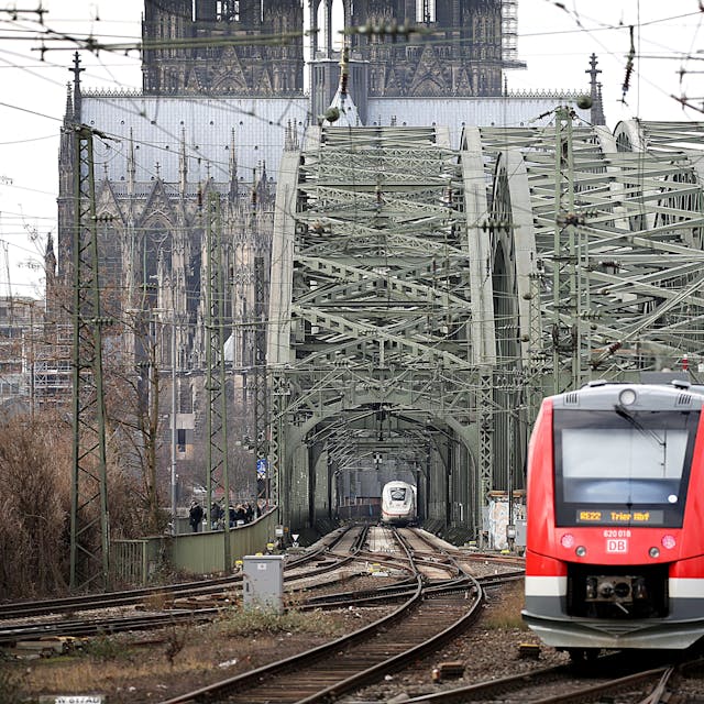 ARCHIV - 11.02.2019, Nordrhein-Westfalen, Köln: Züge fahren über die Hohenzollernbrücke in den Kölner Hauptbahnhof.&nbsp;