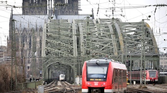 Züge fahren über die Hohenzollernbrücke in den Kölner Hauptbahnhof.
