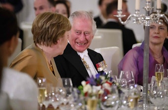 König Charles lud am Mittwoch auch Angela Merkel zum Staatsbankett in Berlin ein – und hatte sichtbar Spaß am Gespräch mit der ehemaligen Bundeskanzlerin.