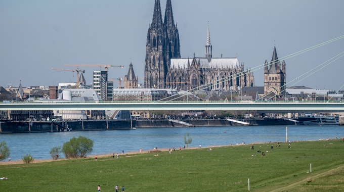 Stadtpanorama von Köln mit Blick von den Poller Wiesen&nbsp;