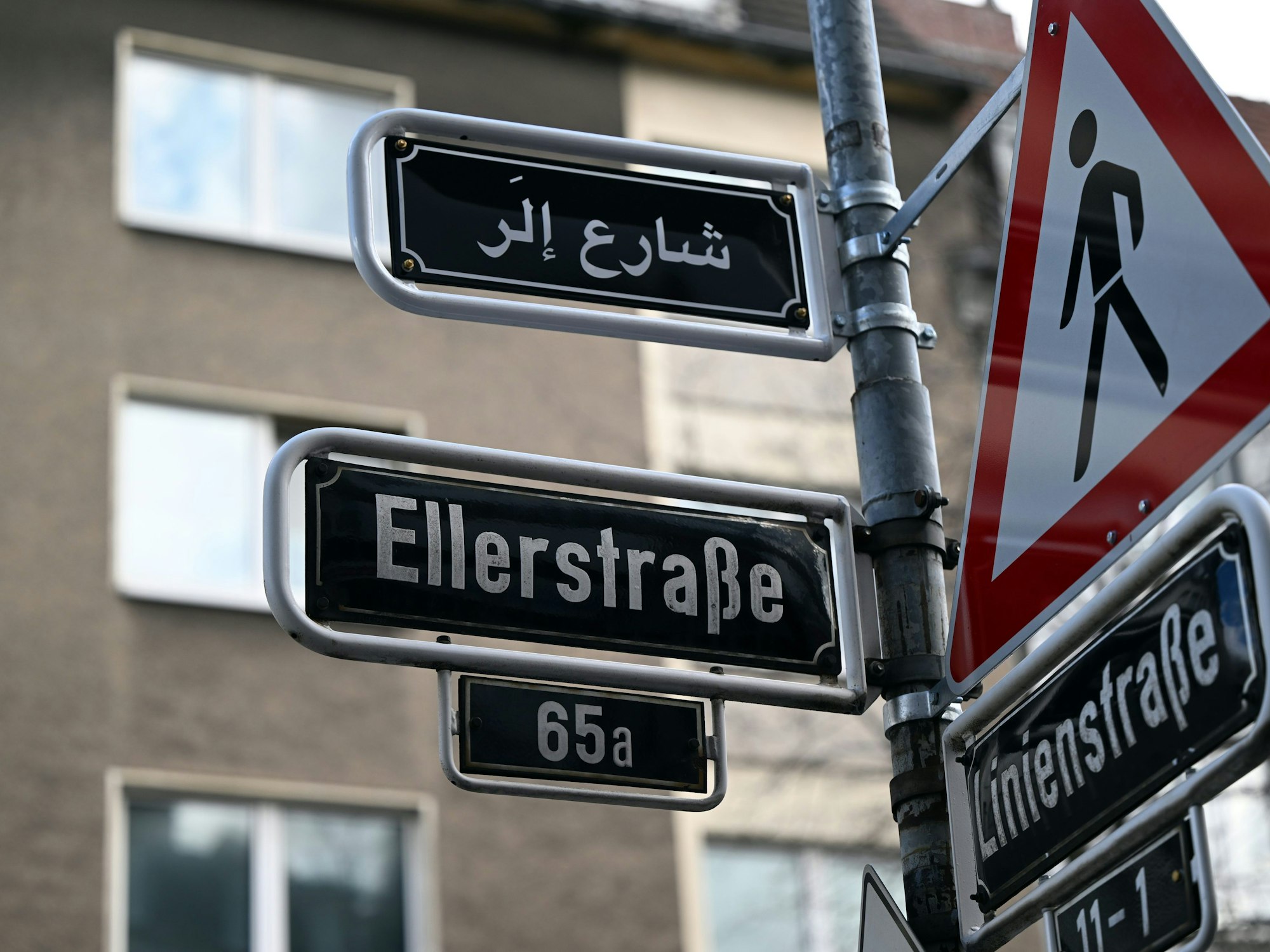 Das Foto vom 27. März 2023 zeigt über dem Straßenschild „Ellerstraße“ die arabische Version. Das vor wenigen Tagen installierte Düsseldorfer Straßenschild ist Ziel einer Attacke geworden, hinter der Rechtsextremisten vermutet werden.
