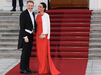 29.03.2023, Berlin: Bundesfinanzminister Christian Lindner (FDP) und seine Frau Franca Lehfeldt kommen zu einem Abendessen mit dem britischen Königspaar ins Schloss Bellevue, dem Amtssitz des deutschen Präsidenten.