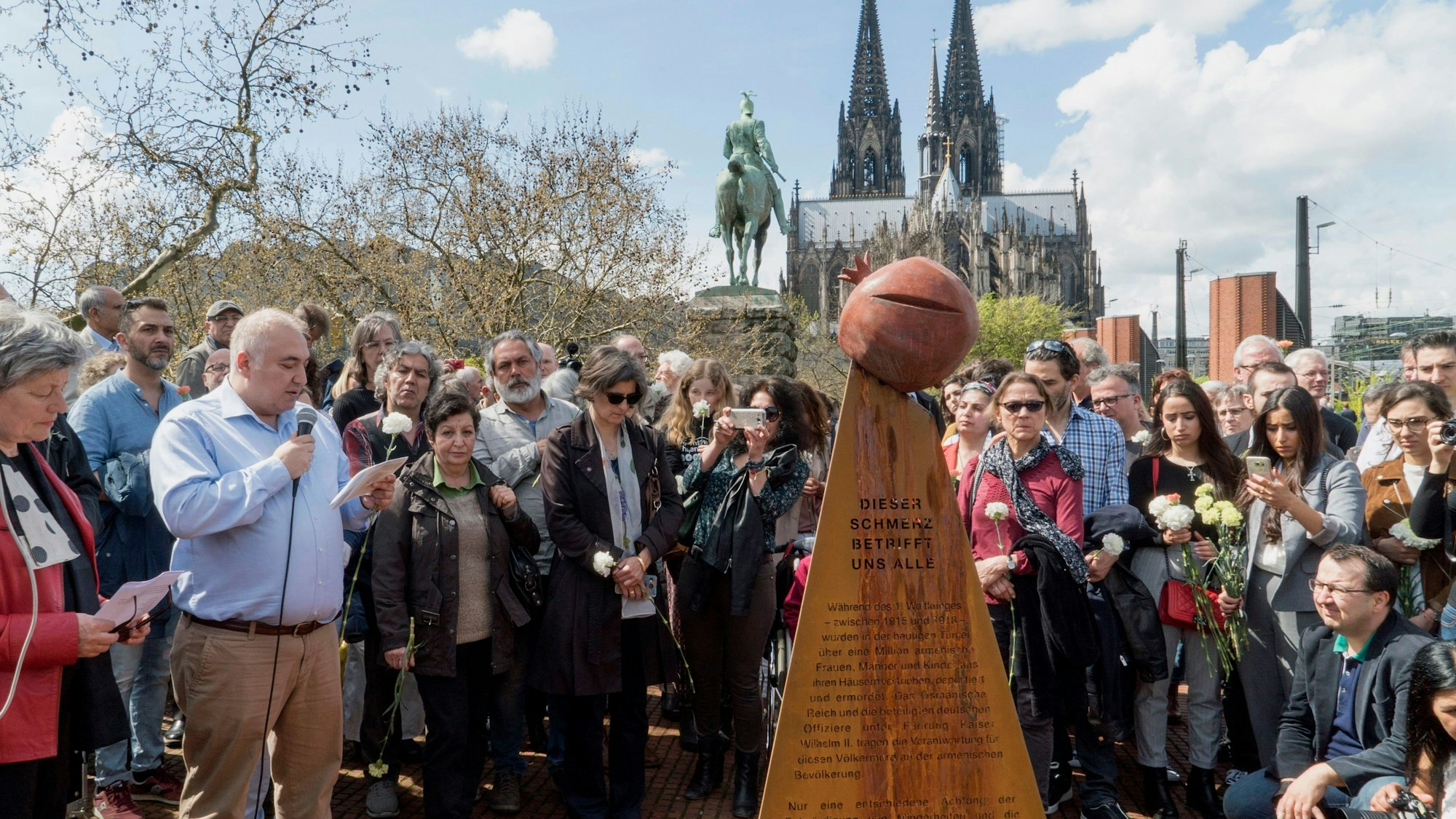 Einweihung des Denkmals für den Genozid an der armenischen Bevölkerung am 15. April 2018 - im Hintergrund der Kölner Dom.