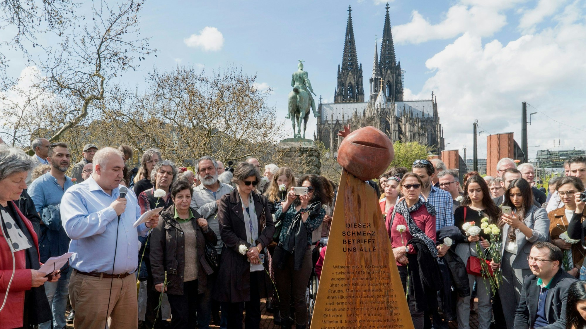 Einweihung des Denkmals für den Genozid an der armenischen Bevölkerung am 15. April 2018 - im Hintergrund der Kölner Dom.