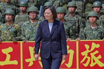 Taiwans Präsidentin Tsai Ing-wen zusammen mit Soldaten am 25. März 2023 im Landkreis Chiayi im Westen der Insel.
