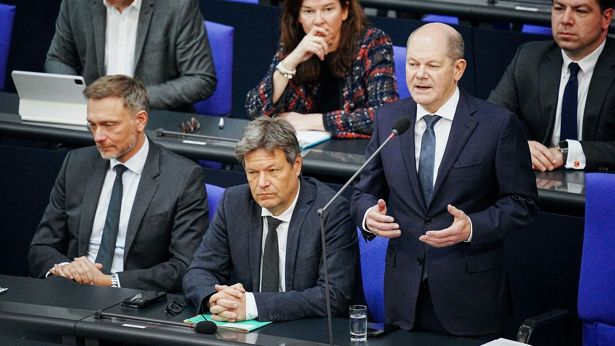 Bundeskanzler Olaf Scholz (SPD, 2.v.r.), Finanzminister Christian Lindner (FDP, l) und Wirtschaftsminister Robert Habeck im März im Bundestag