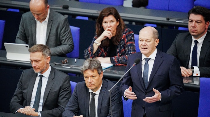Bundeskanzler Olaf Scholz (SPD, 2.v.r.), Finanzminister Christian Lindner (FDP, l) und Wirtschaftsminister Robert Habeck im März im Bundestag