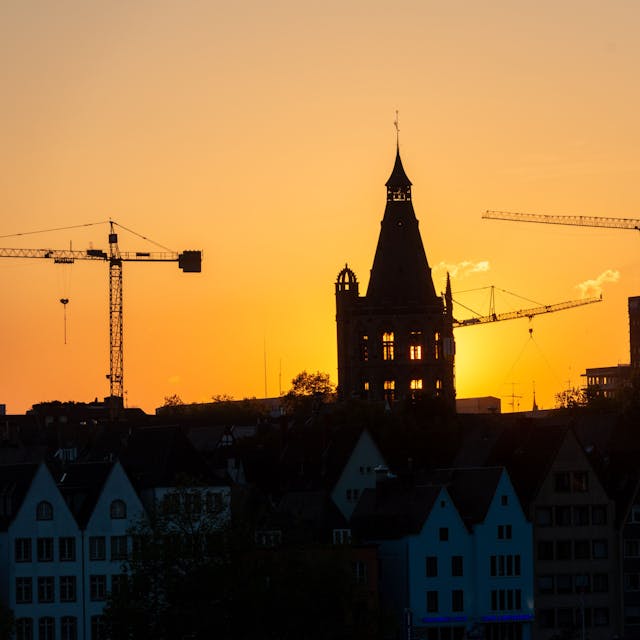 Auf Kölner Baustellen droht die Arbeit wohl nicht zum Erliegen zu kommen – die Bauunternehmen halten sich jedoch mit neuen Projekten zurück. (Symbolbild)