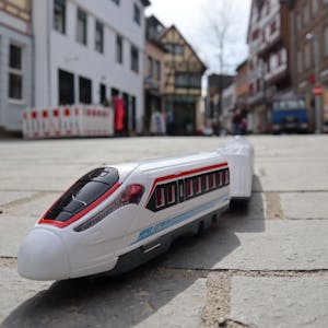 Ein Modellzug steht auf der neu gepflasterten Straße in der Kernstadt von Bad Münstereifel.