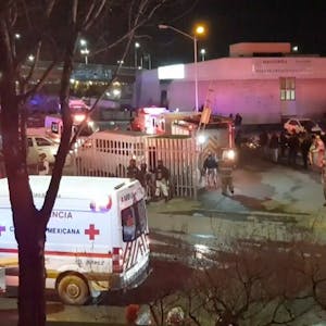 Ciudad Juarez: In dem Videostandbild sind Krankenwagen und Rettungskräfte vor einem Einwanderungszentrum im Einsatz.&nbsp;