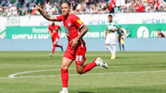 Der Kaiserslauterner Mike Wunderlich jubelt nach seinem Treffer zum 2:1.