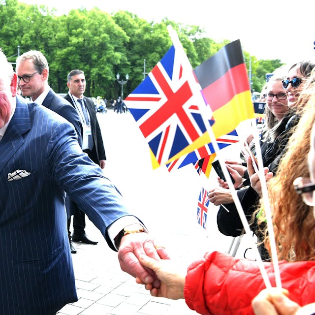Der damalige britische Prinz Charles (vorne) spricht mit Zuschauern vor dem Brandenburger Tor.