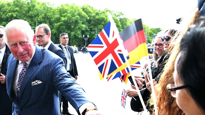 Der damalige britische Prinz Charles (vorne) spricht mit Zuschauern vor dem Brandenburger Tor.