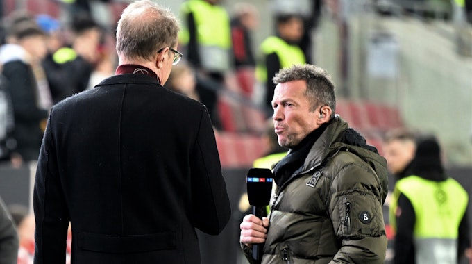Der ehemalige Nationalspieler und derzeitige TV-Experte Lothar Matthäus (r) spricht mit RTL-Moderator Florian König vor dem Spiel zwischen Deutschland und Belgien.