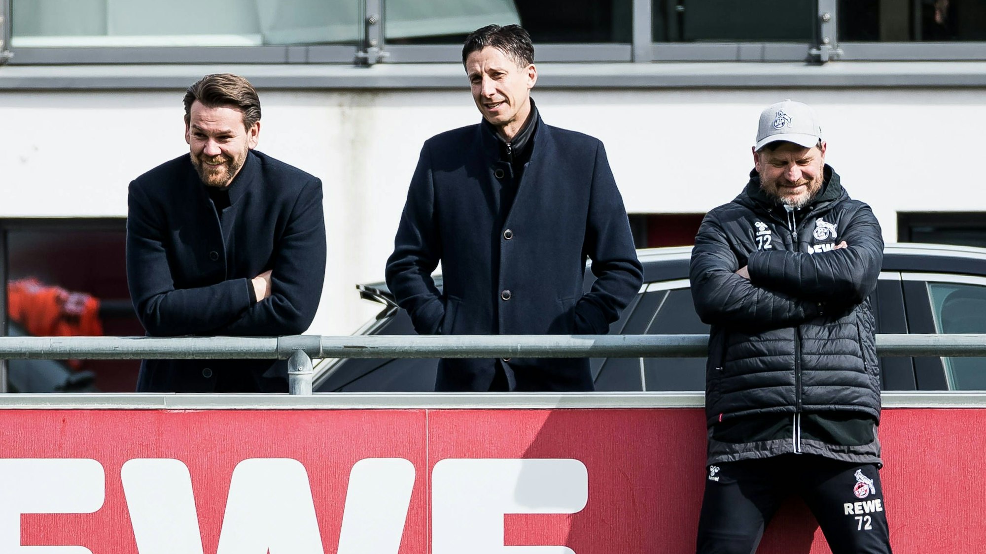 Sport-Geschäftsführer Christian Keller, Chefcoach Steffen Baumgart und Lizenzbereich-Leiter Thomas Kessler unterhalten sich beim Training an der Bande.