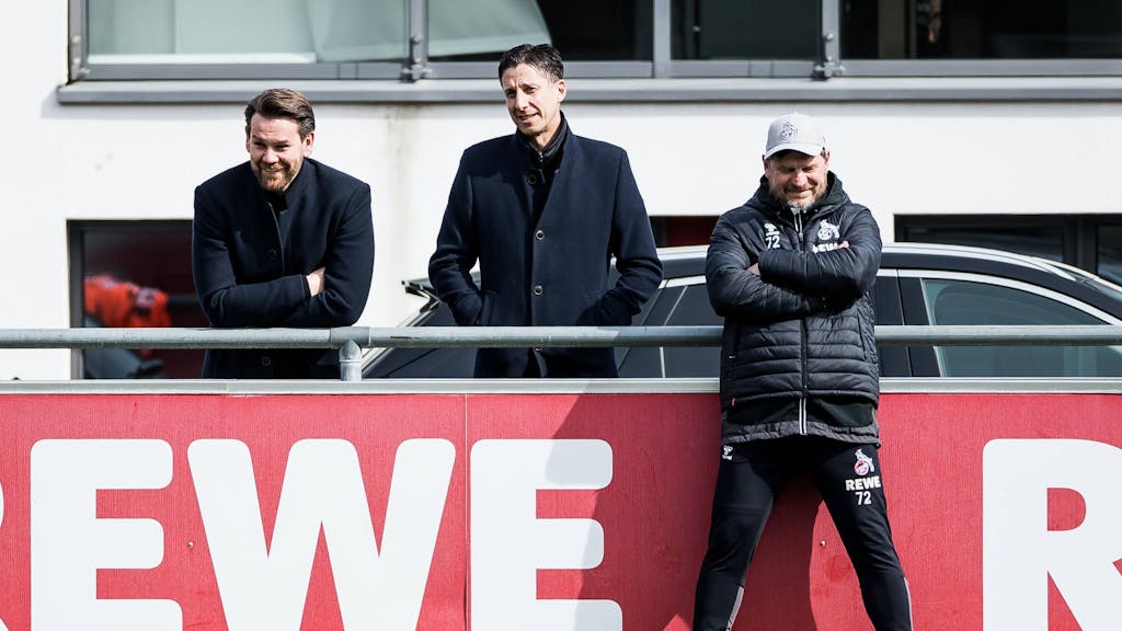 Sport-Geschäftsführer Christian Keller, Chefcoach Steffen Baumgart und Lizenzbereich-Leiter Thomas Kessler unterhalten sich beim Training an der Bande.