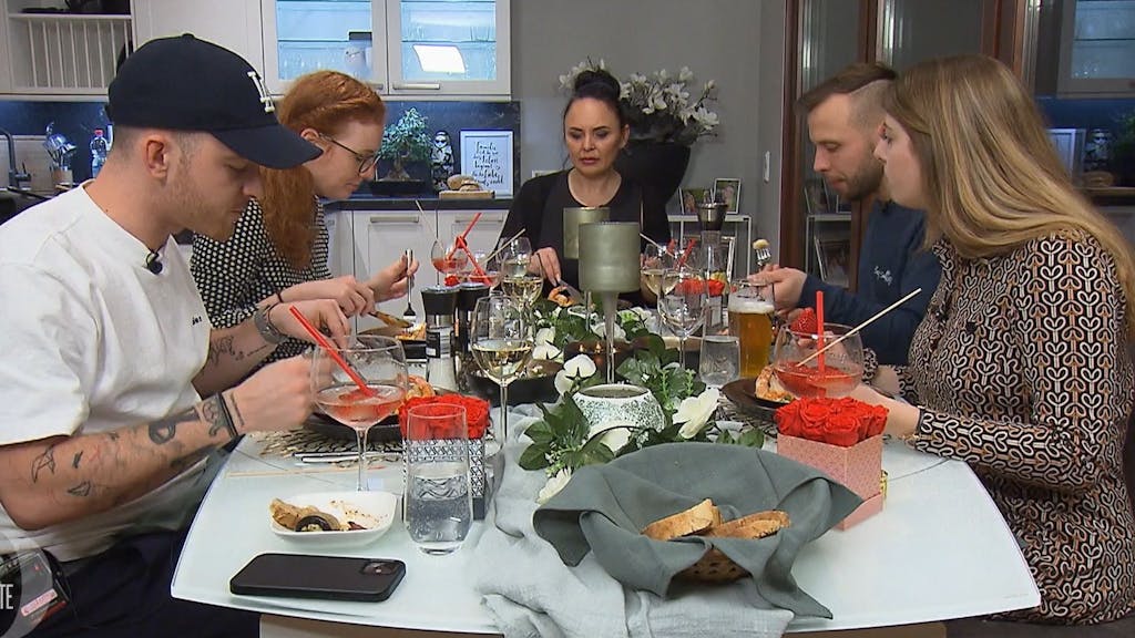 An Tag 3 von „Das perfekte Dinner“ in Schwerin (TV-Ausstrahlung: 29. März) ist die Truppe um (v.l.n.r.) Richard, Daniela, Kateryna, Brian und Luisa bei Kateryna zu Gast.