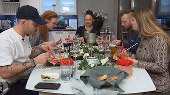An Tag 3 von „Das perfekte Dinner“ in Schwerin (TV-Ausstrahlung: 29. März) ist die Truppe um (v.l.n.r.) Richard, Daniela, Kateryna, Brian und Luisa bei Kateryna zu Gast.