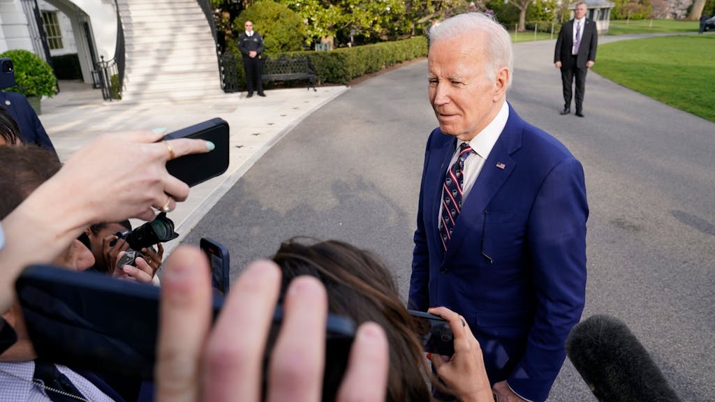 US-Präsident Joe Biden spricht nach seiner Rückkehr ins Weiße Haus in Washington mit Reportern.