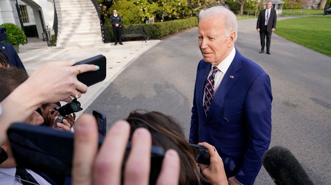 US-Präsident Joe Biden spricht nach seiner Rückkehr ins Weiße Haus in Washington mit Reportern.