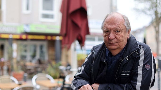 Wilfried Schmickler sitzt in einem Cafe in Köln