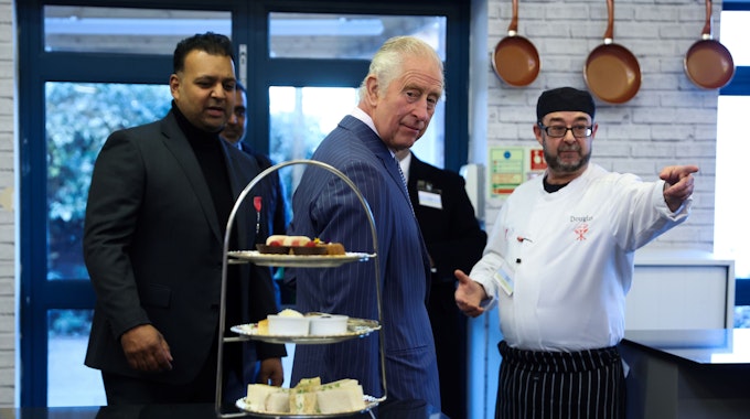 König Charles III. (M) bei einem Besuch der Londoner Gemeinschaftsküche, um Studenten und Freiwillige zu treffen und die Einrichtungen zu besichtigen. Unter anderem besuchte er den Markt für überschüssige Lebensmittel, die Kochschule und das «Kind Cafe». +++ dpa-Bildfunk +++