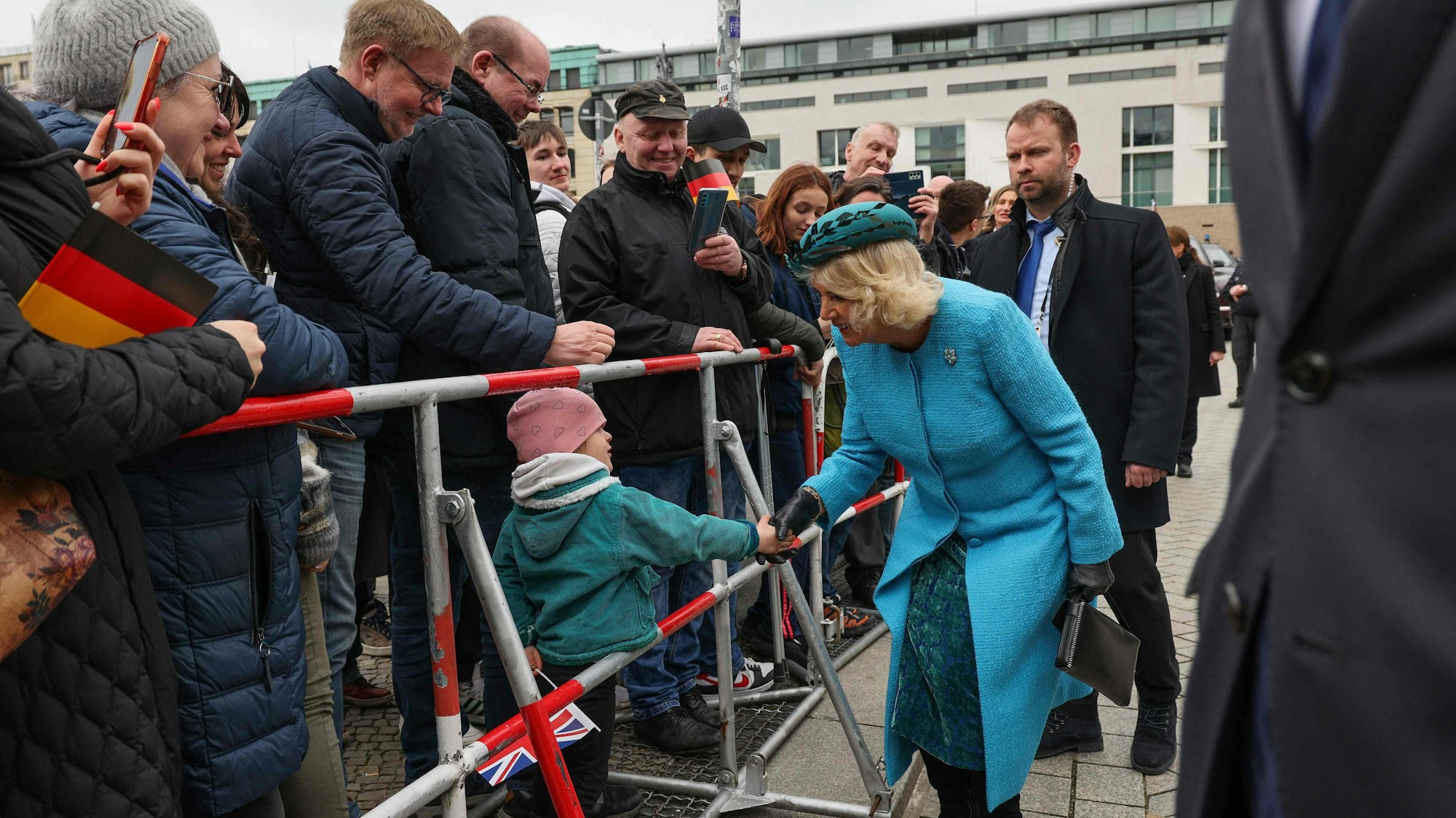 Königsgemahlin Camilla schüttelt beim Besuch in Berlin einem jungen Royal-Fan die Hand.