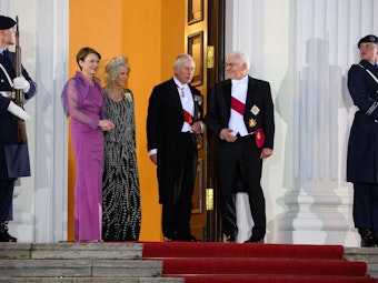 König Charles III. und Königin Camilla werden von Bundespräsident Frank-Walter Steinmeier und seiner Frau Elke Büdenbender vor dem Schloss Bellevue zum Staatsbankett zu Ehren von König Charles III. und Königin Camilla begrüßt.