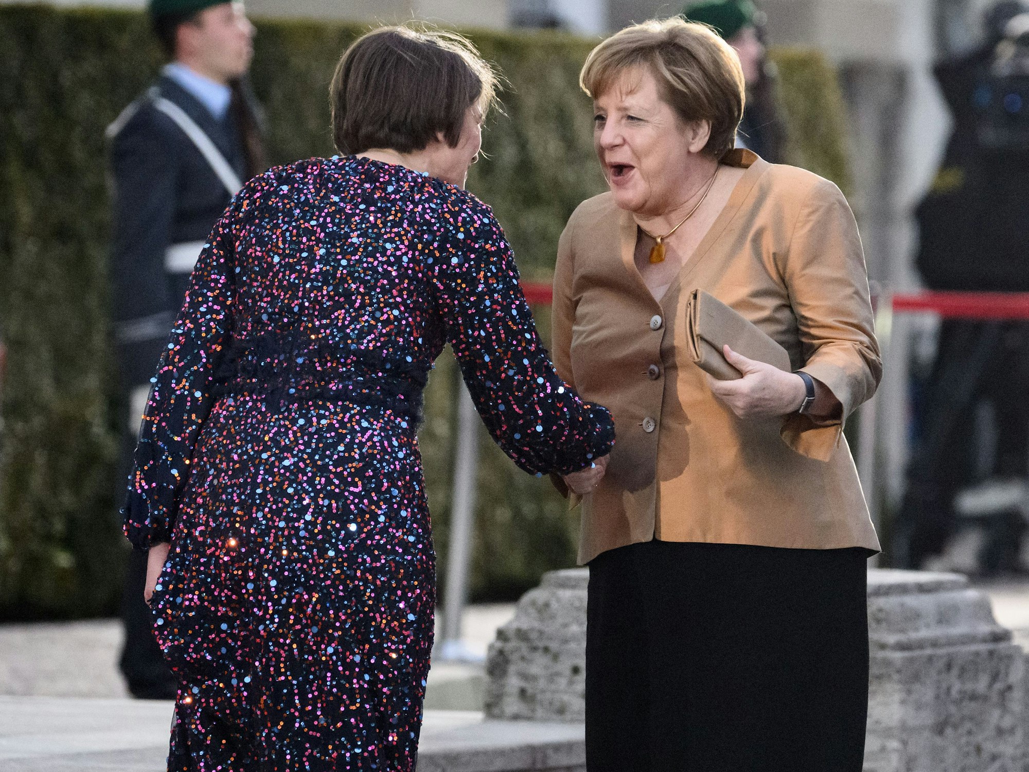 Angela Merkel, Bundeskanzlerin a.D., wird von Dörte Dinger, Chefin des Bundespräsidialamts, zum Staatsbankett zu Ehren von König Charles III. und Königin Camilla im Schloss Bellevue empfangen.