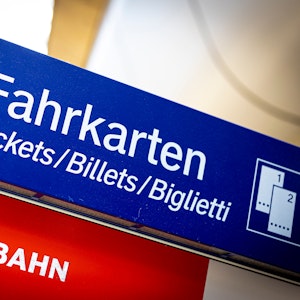 Das Foto zeigt einen Fahrkartenautomaten der Deutschen Bahn.