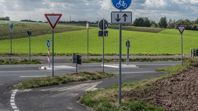 Eine Menge Schilder, die offenbar notwendig sind, um einen Überweg mit Verkehrsinsel an der Einmündung Ropenstaller Weg auf den Krummer Weg juristisch sicher zu machen.