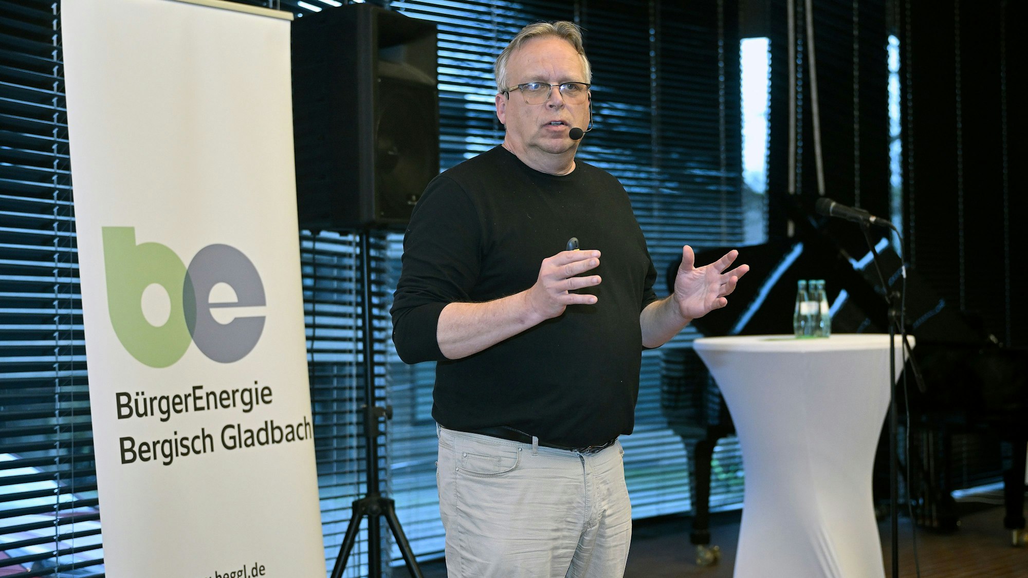 Jörg Heynkes hält einen Vortrag.