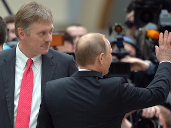 Russlands Präsident Wladimir Putin (r.) und sein Sprecher Dmitri Peskow.