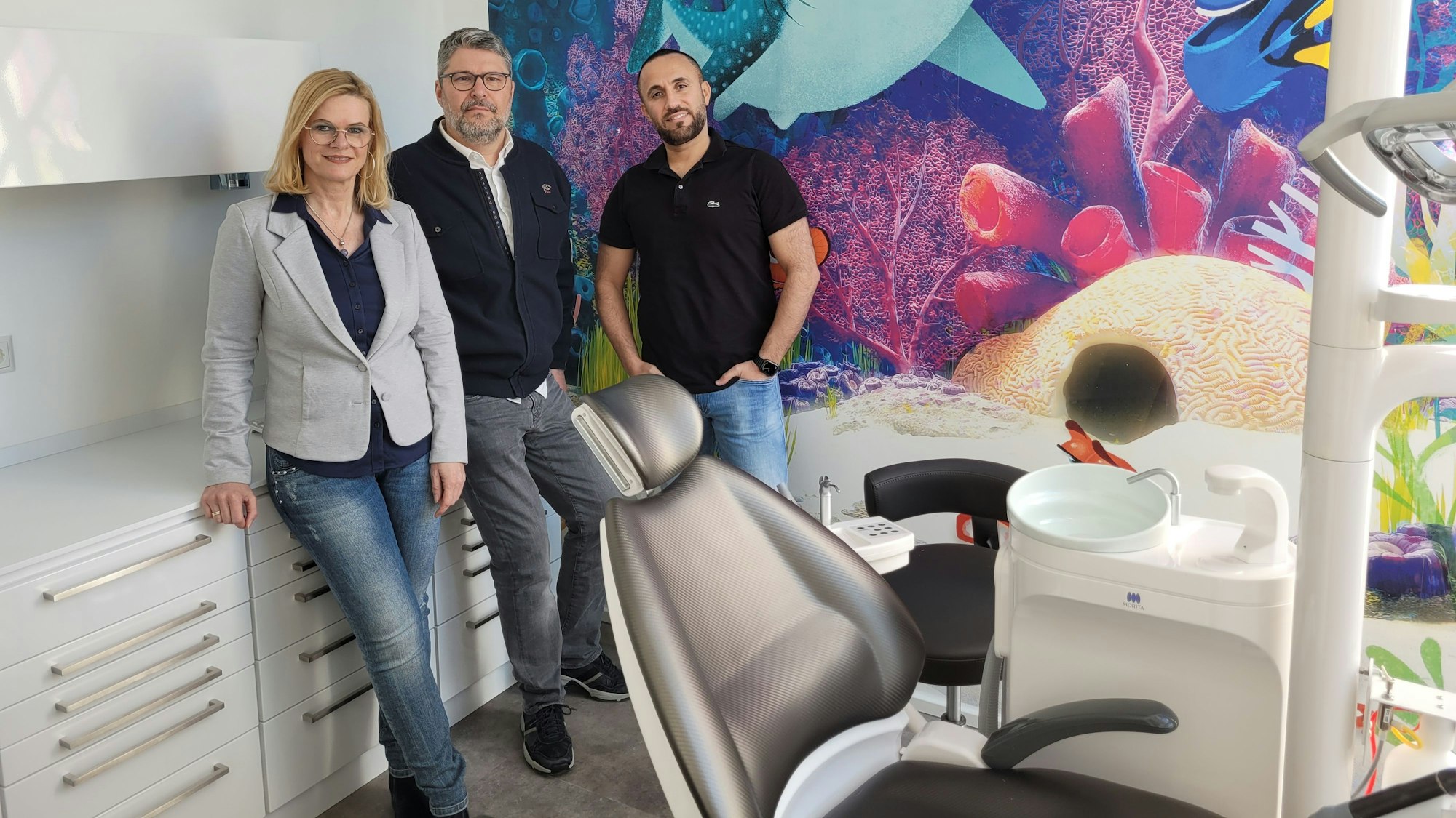 Nabil Bani mit Silke und Manfred Knie in der neuen Zahnarztpraxis.