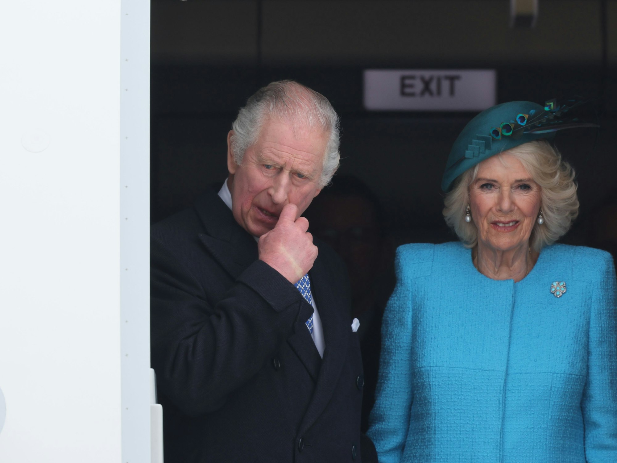 König Charles III. von Großbritannien und Königsgemahlin Camilla kommen am Flughafen Berlin an.