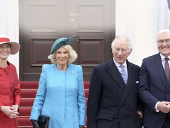 König Charles III. von Großbritannien und Königsgemahlin Camilla mit Bundespräsident Frank-Walter Steinmeier und seiner Frau Elke Büdenbender vor dem Schloss Bellevue.