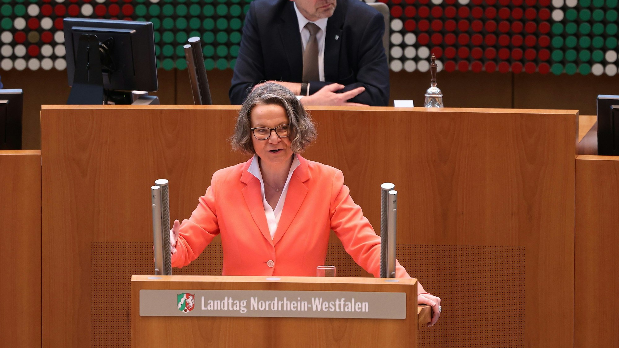 Ina Scharrenbach (CDU) spricht im Landtag zur künftigen Nutzung der Galeria-Warenhäuser.