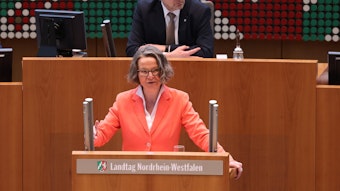 Ina Scharrenbach (CDU) spricht im Landtag zur künftigen Nutzung der Galeria-Warenhäuser.
