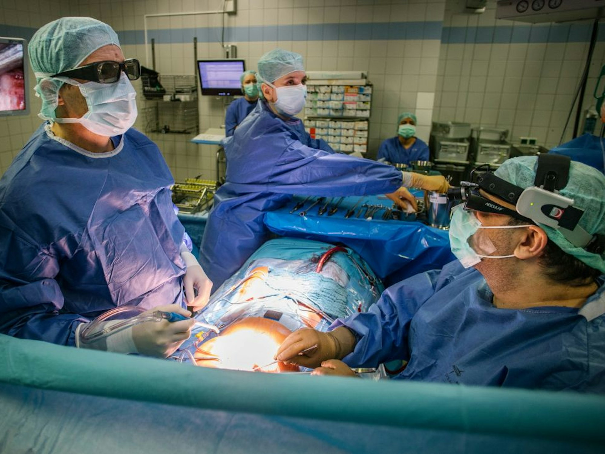 Prof. Boulos Asfour (l.) und Prof. Farhad Bakhtiary (r.) vom Uniklinikum Bonn während einer Herz-OP.