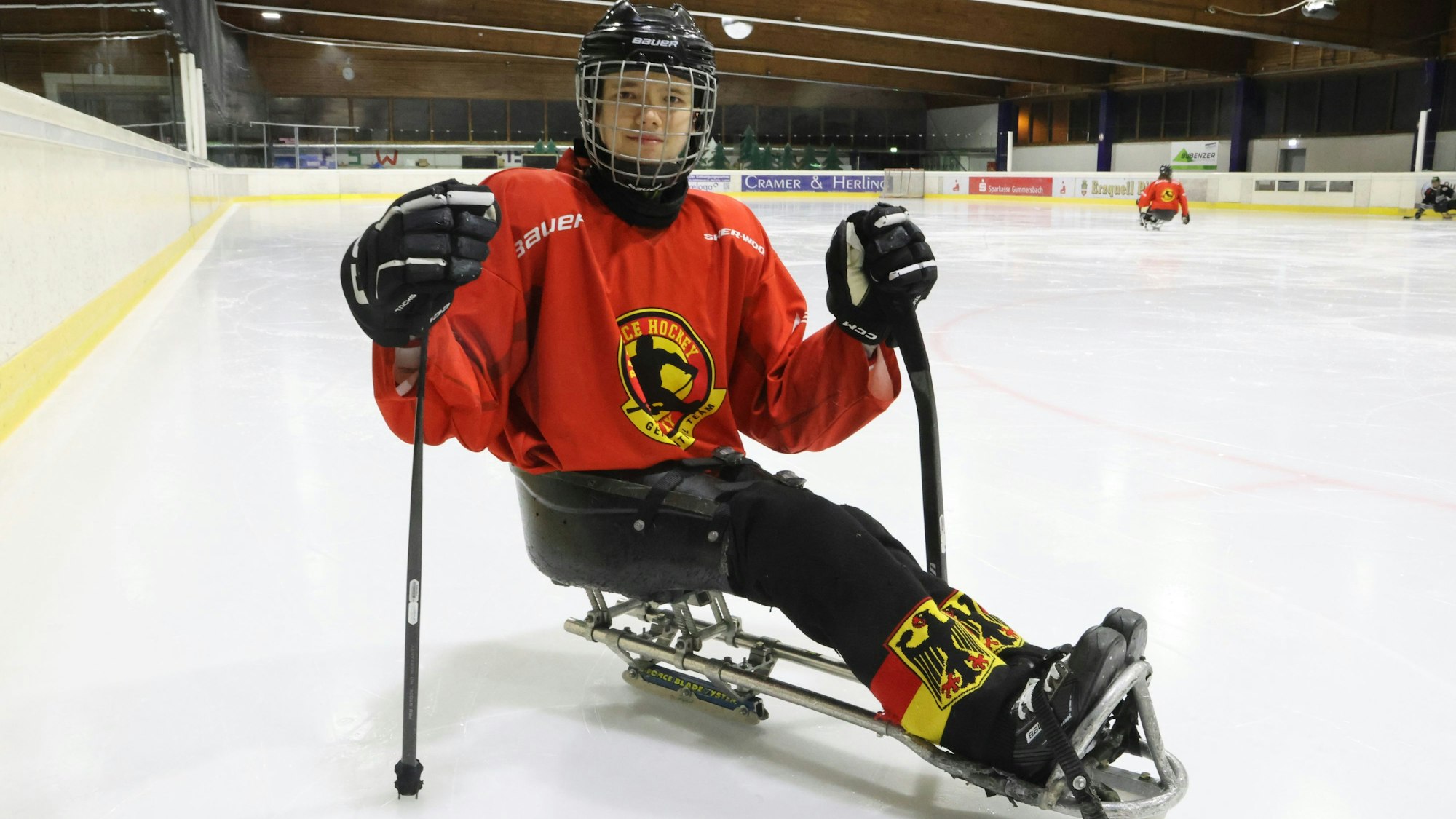 Nationalspieler Jano Bussmann mit seinem Schlitten auf dem Eis.