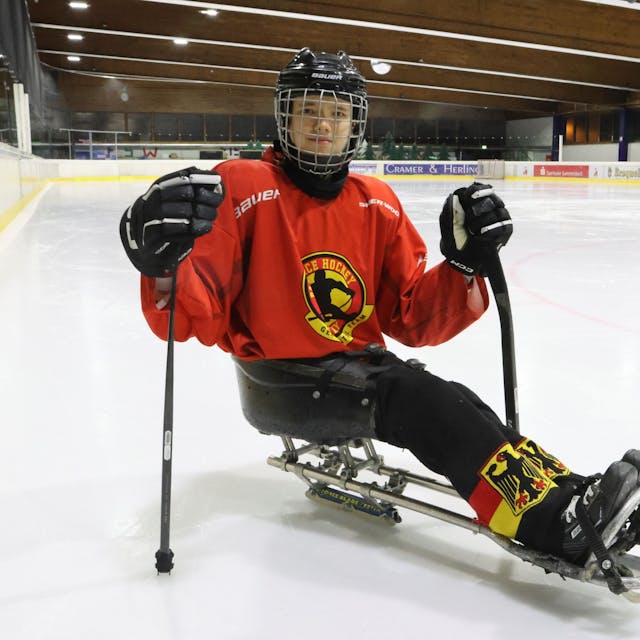 Nationalspieler Jano Bussmann mit seinem Schlitten auf dem Eis.