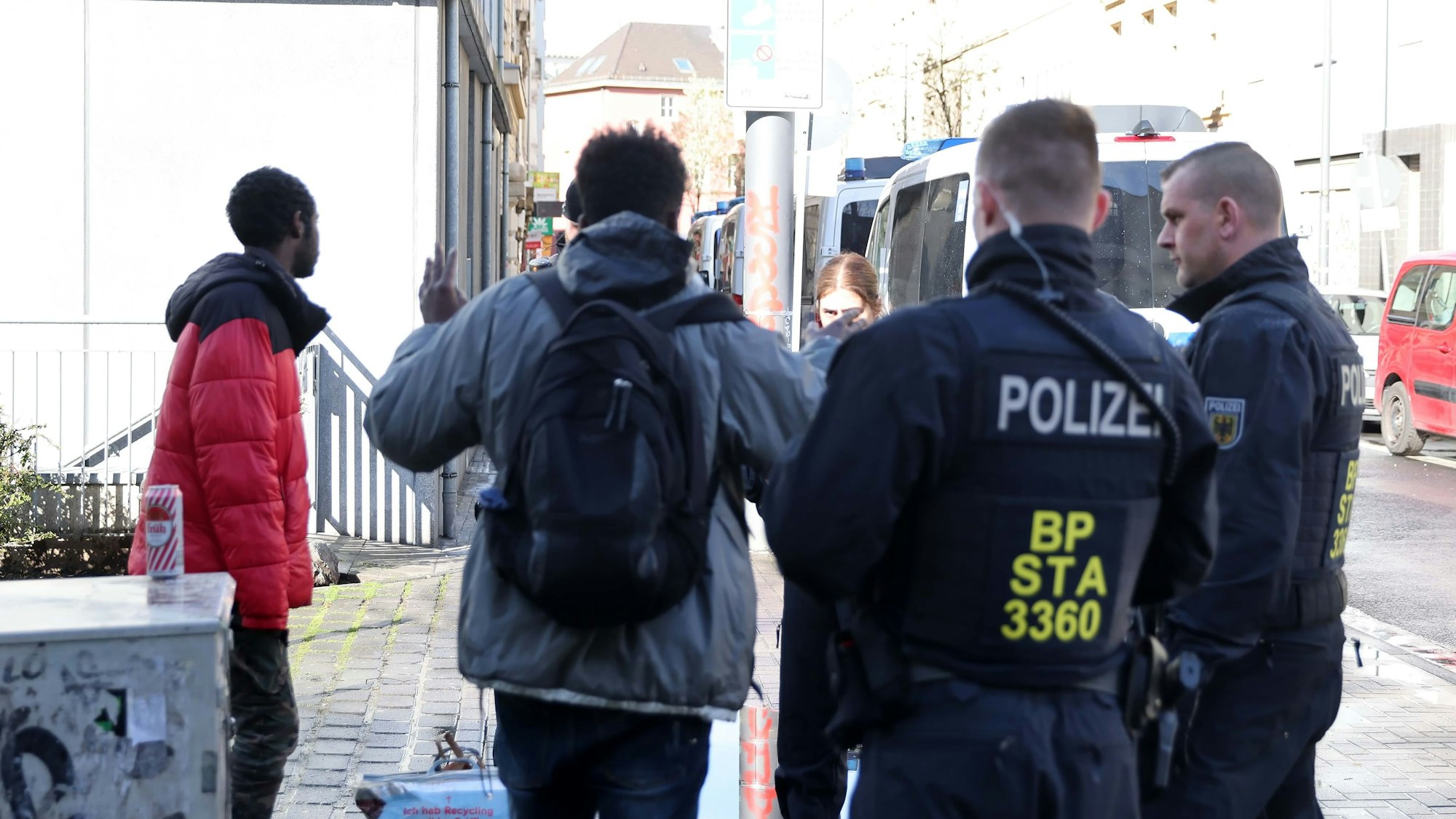 Köln, RSK, Beamten der Bundespolizei kontrollieren Passanten im Bereich des Bahnhofs Trimbornstraße